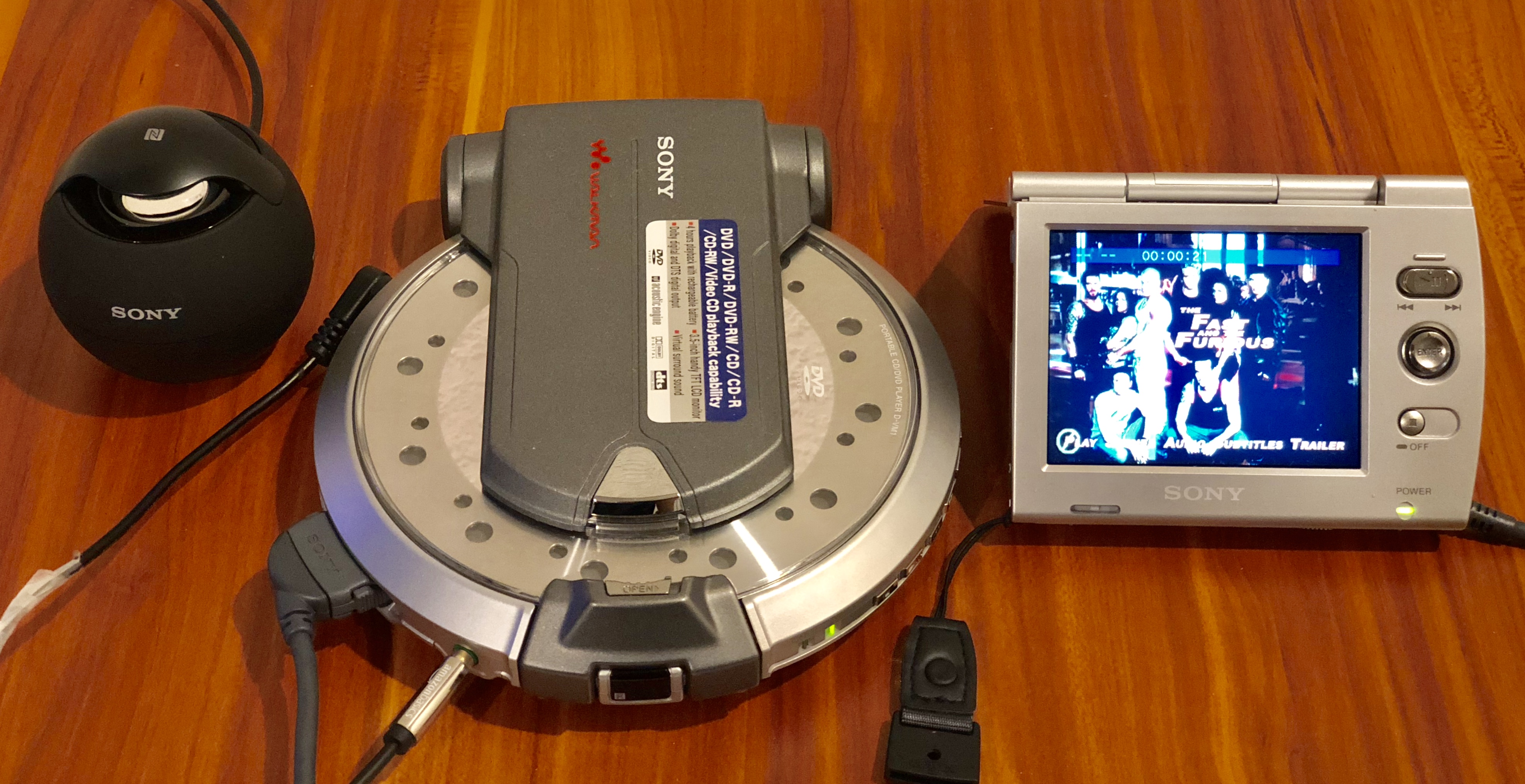 プレーヤー SONY PORTABL CD/DVD PLAYER D-VM1 Sony D-VM1 Silver Portable DVD CD Player