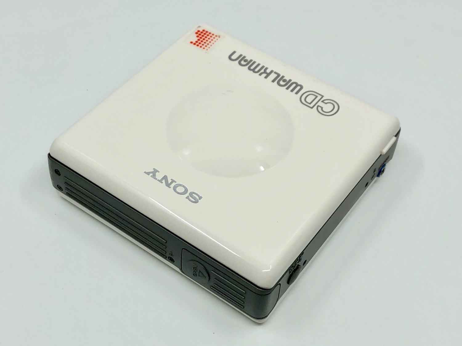 Sony CD Walkman D-82 8cm Portable CD Player