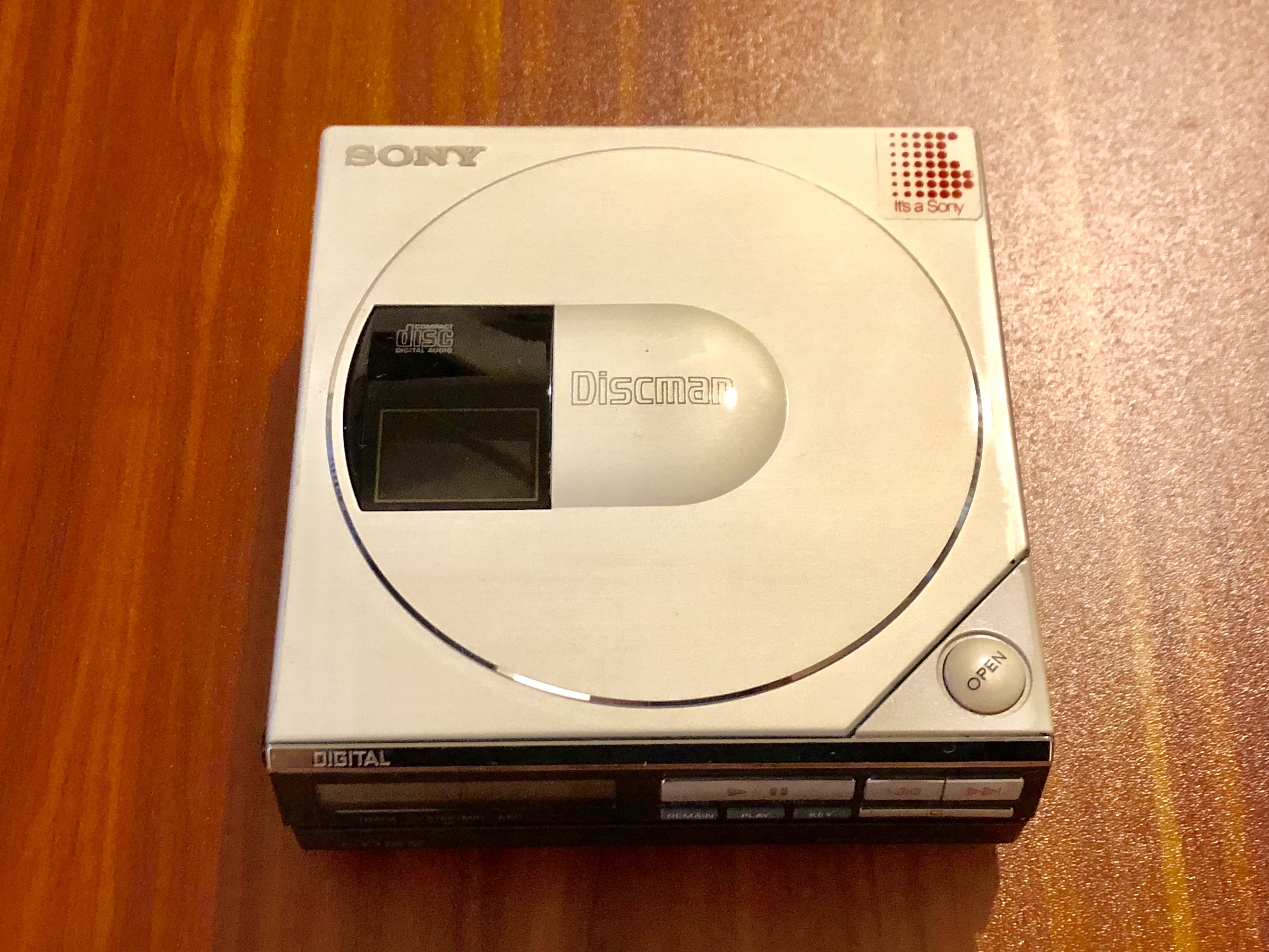 Sony Discman D-50 | Player CD News (D-50 Hi-Fi MkII) ⁄ Portable