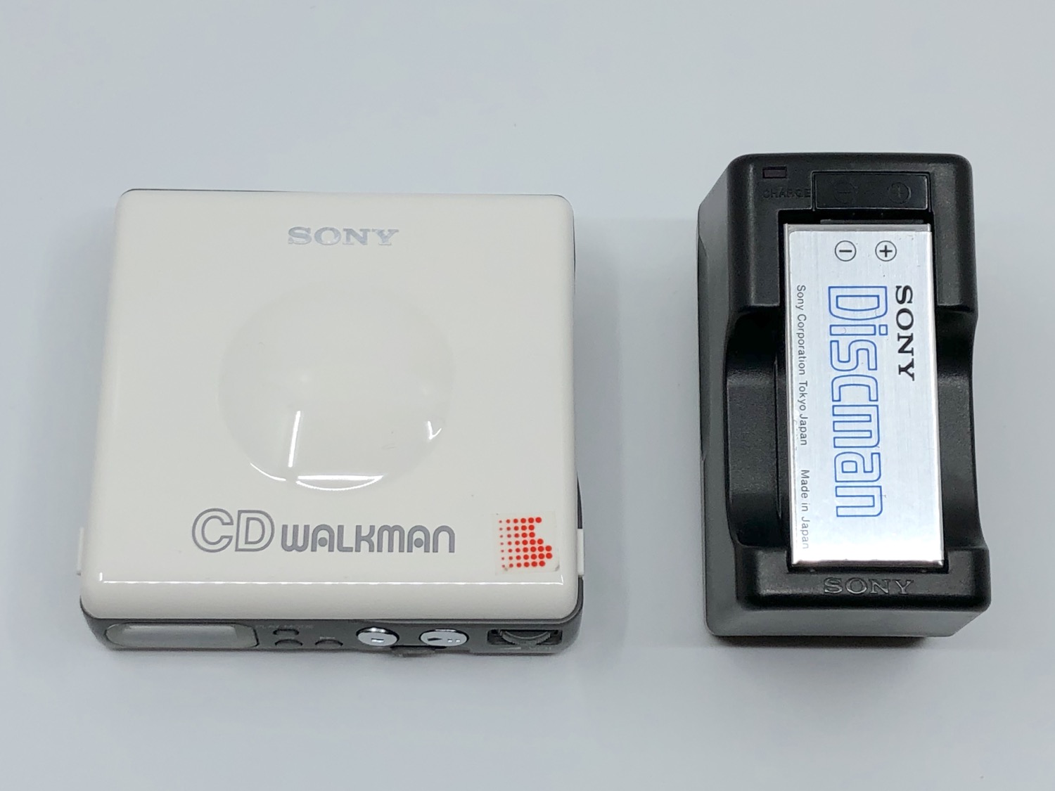 Sony CD Walkman D-82 8cm Portable CD Player