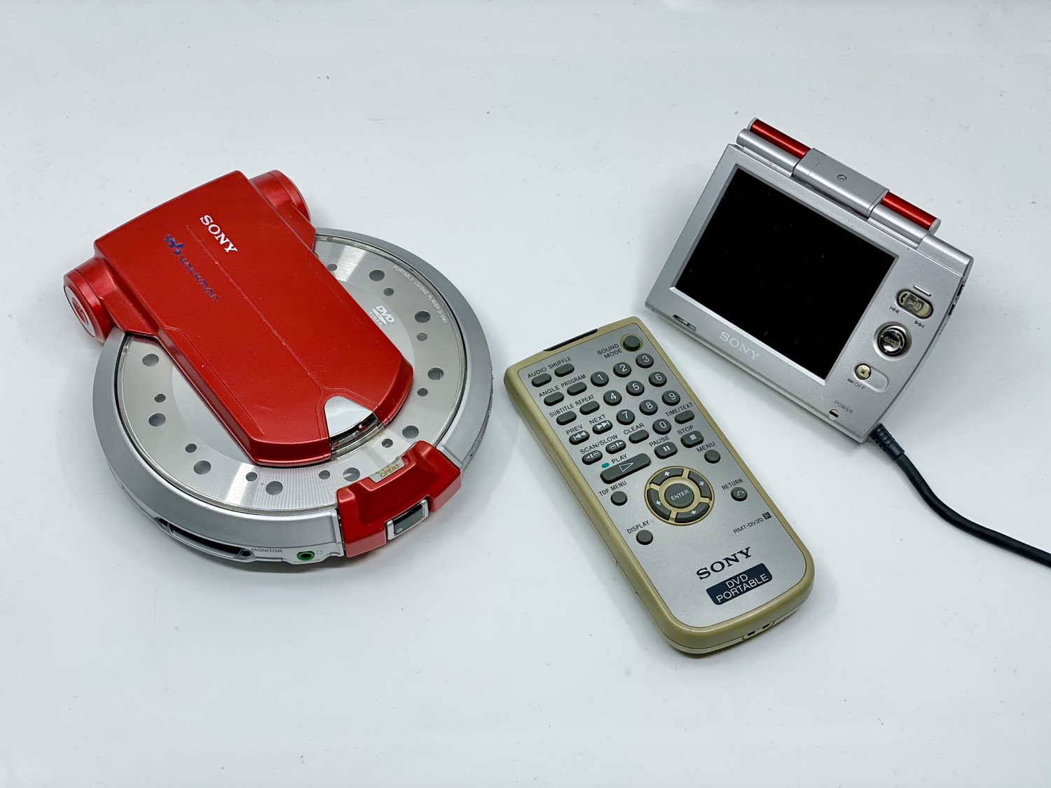 SONY ソニー　ウォークマン　DVDWALKMAN　D-VM1　液晶モニタ付き Sony Walkman D-VM1 Red Portable DVD Player